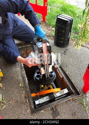 Inspection du séparateur lors de l'installation d'une large bande fibre sur une maison domestique Banque D'Images