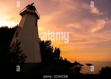 Coucher de soleil magique sur le phare de Tobermory, péninsule Bruce, Ontario - Canada - nuit d'été Banque D'Images