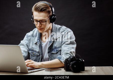 Jeune homme de belle allure est concentrée sur le travail dans l'Internet. libre vue de côté tourné Banque D'Images