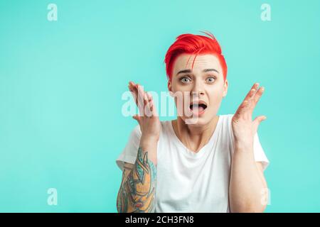 Portrait d'une fille de mode en colère criant à quelqu'un, jurant à un ami. Surprise fille d'hipster donne conseil à un petit ami. Combien de fois dois-je Banque D'Images