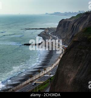 Miraflores et ses falaises côtières bordant l'océan Pacifique, Lima, Pérou, Amérique du Sud Banque D'Images