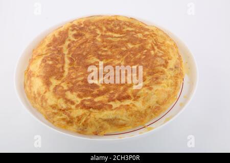 omelette espagnole typique avec œufs, oignons et pommes de terre Banque D'Images