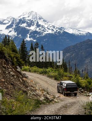 Voiture en voiture le long de la route de campagne dans les montagnes Banque D'Images