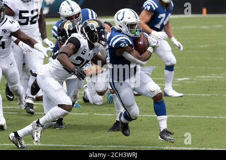 Jacksonville, États-Unis. 13 septembre 2020. Indianapolis Colts Running Back Nyheim Hines (21) court sur cinq mètres au cours du premier trimestre alors que les Colts prennent les Jacksonville Jaguars au TIAA Field de Jacksonville, Floride, le dimanche 13 septembre 2020. Jacksonville défait les Colts 27-20. Photo de Joe Marino/UPI crédit: UPI/Alay Live News Banque D'Images