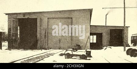 . Journal de chemin de fer de la rue . COUPE DANS LE LAVE-LINGE. ÉLÉVATION DE FIN DE L'ATELIER DE RÉPARATION. PLAN ET SECTIONS DE L'ATELIER DE RÉPARATION 32 STREET RAILWAY JOURNAL. [Vol XXV. Non Société, Rockford, 111. Ces outils permettent un large éventail de travaux d'usinage et couvrent toutes les exigences d'un atelier de ce périmètre. L'équipement ci-dessus est complété par un support à roue émeryeuse avec deux roues émeri de 12 in., pour travaux de fingering généraux dans l'atelier; ce support d'émeri a été fourni par la Dia-mond machine Company, Providence, R. I. l'équipement habituel et nécessaire de forgeron consiste en une forge n° 005,. EX Banque D'Images