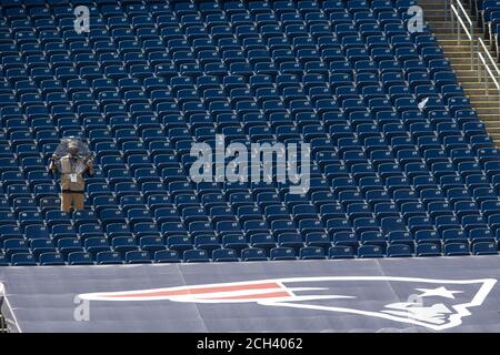 Foxborough, États-Unis. 13 septembre 2020. Une technologie sonore travaille dans un stade Gillette presque vide pendant le match entre les New England Patriots et les Dolphins de Miami au stade Gillette à Foxborough, Massachusetts, le dimanche 13 septembre 2020. Les Patriots ont vaincu les dauphins 21-11. Les fans n'ont pas été admis dans le stade dans le cadre du protocole COVID-19 des Patriots de la Nouvelle-Angleterre. Photo par Matthew Healey/UPI crédit: UPI/Alay Live News Banque D'Images