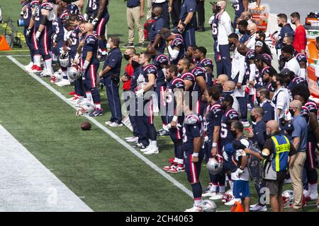 Foxborough, États-Unis. 13 septembre 2020. Les entraîneurs et les joueurs des New England Patriots font la queue pour l'hymne national au début du match contre les dauphins de Miami au stade Gillette à Foxborough, Massachusetts, le dimanche 13 septembre 2020. Les Patriots ont vaincu les dauphins 21-11. Les fans n'ont pas été admis dans le stade dans le cadre du protocole COVID-19 des Patriots de la Nouvelle-Angleterre. Photo par Matthew Healey/UPI crédit: UPI/Alay Live News Banque D'Images