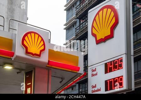 Groupe mondial d'entreprises énergétiques et pétrochimiques, station de gaz et de pétrole Shell vue à Hong Kong. Banque D'Images