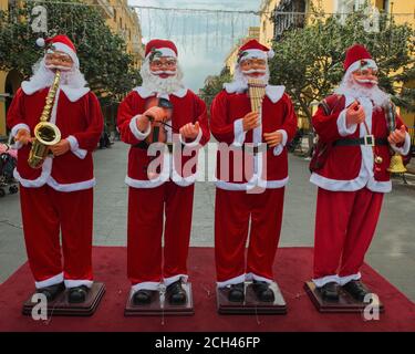 Musiciens représentation de rue, hommes en costumes du Père Noël jouant de la musique dans une rue de Lima, Pérou, Amérique du Sud Banque D'Images