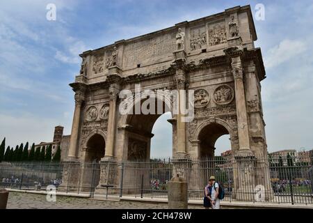 L'Arc de Constantine est un arc triomphal à Rome, en Italie, dédié à Constantine le Grand Banque D'Images