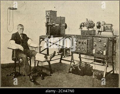 . Principes de l'électromédecine, de l'électrochirurgie et de la radiologie : un traité pratique pour les étudiants et les praticiens. Avec des chapitres sur la vibration mécanique et la technique de la pression sanguine . Figure 99—patient connecté à l'électrocardiographe. De l'expérimentateur électrique. Figure 100—appareil cardiograpliique Cambridge Electro en position de fonctionnement. 150 Anthony Matijaca Banque D'Images