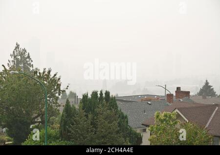 Burnaby (Colombie-Britannique), Canada (Vancouver métropolitain). 13 septembre 2020. La fumée des feux de forêt au sud (dans l'État de Washington et l'Oregon) remplit l'air dans ce quartier de Burnaby et obscurcit la vue des gratte-ciel au loin. La fumée épaisse a blanchi le Grand Vancouver pendant plusieurs jours, ce qui a suscité des avis sur la qualité de l'air et fait de Vancouver l'une des villes où la qualité de l'air est la plus mauvaise au monde. Banque D'Images