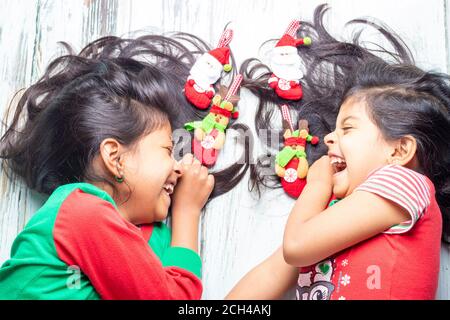 Father décorant leurs cheveux avec des décorations de Noël Banque D'Images