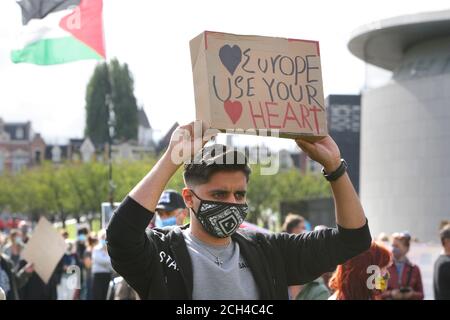 Les manifestants participent à une manifestation au camp de réfugiés SOS Moria au Museumplein, dans le contexte de la pandémie du coronavirus, le 12 septembre 2020 à Amsterdam Banque D'Images