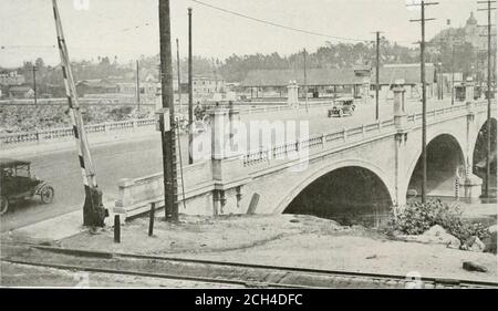 . Rapport sur l'élimination des passages à niveau et les terminaux passagers et fret à Los Angeles . FIGURE 54. SKVENTH STREET BRIDUE ACROS!* LOS AXGELES KM ER cette structure en béton armé, construite en 1909-1910, est la dernière bridire construite par la ville de Los Angeles de l'autre côté de la rivière, dans laquelle aucune tentative n'a été faite pour séparer les classes de la rue et les chemins de fer sur la rive de la rivière. Ce pont porte une chaussée de 56 pieds de large et deux trottoirs de 6 pieds. À part le fait qu'ils sont plus élevés, les teviaducs proposés dans le présent rapport auraient à peu près la même apparence que ce pont. FIGURE .-.- Banque D'Images