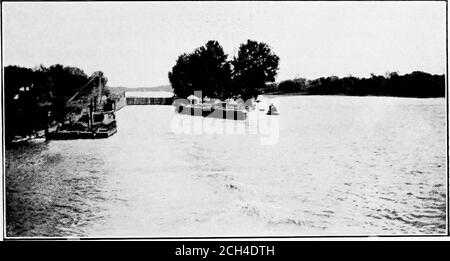 . Le problème des transports américains ; une étude des conditions de transport américaines, en vue de déterminer quelle politique les Américains devraient adopter afin de répondre efficacement aux conditions existantes et être prêts à continuer à diriger les nations dans la marche du progrès et de la civilisation . les rks sont extrêmement coûteux. La distance entre l'extrémité du canal de drainage de Chicago et les hauteurs de Dresde est de vingt miles. À cet endroit, les rivières des Plaines et Kankakee s'unissent pour former la rivière Illinois. Ici, l'Econ-omy Light & Power Company a un barrage sur la rivière des Plaines. Il y a un autre barrage à Jol Banque D'Images