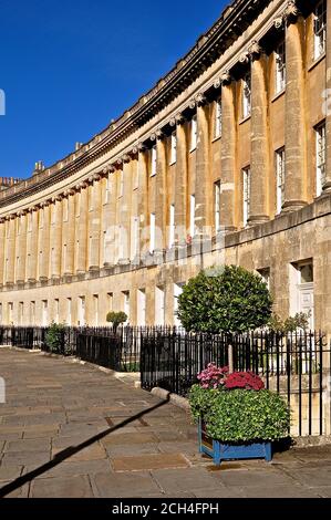 Vue panoramique sur un croissant de maisons géorgiennes en terrasse, que l'on trouve généralement dans les villes thermales d'Angleterre. Banque D'Images