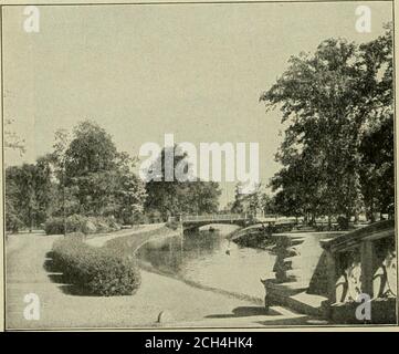 . Detroit, 'la ville du détroit'; historique, descriptif, illustré . Jn Belle Isle Park... Dans le parc Belle Isle, nous avons remarqué ailleurs. En traversant les G. T.Tracks, nous venons à la gare de F.eaufait, le terminus de la Beltline, et un peu plus loin, au pied de l'avenue Frontenac, au long pont, en traversant un bras de la rivière à Belle Isle. C'est un superbe travail de douze travées, de 3,134 pieds de longueur, coûtant 300,000 $. Belle Isle est un parc des plus charmants, près de sevenhundred acres en étendue, situé près de la tête de la rivière DetroitRiver. Il est recouvert de beau noyer Banque D'Images