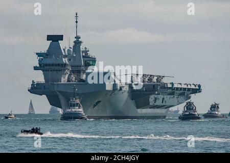 HMS Queen Elizabeth (R08) de retour à Portsmouth (Royaume-Uni) le 13 septembre 2020 pour un arrêt logistique avant les exercices. Banque D'Images