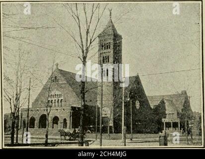 . Detroit, 'la ville du détroit'; historique, descriptif, illustré . mesurant 175 pieds au sommet de la flèche. Sur le cor-ner de High Street se trouve l'église St Johns E p i s-copal. Aussi un bâtiment gothique en pierre avec tour carrée, construit en 1860-61. Juste au-delà, à l'angle de la rue Wind-sor, se trouve l'église baptiste de l'avenue Woodward, construite en 1886, de pierre ionique, pour un coût total de $133,- 000, et 1,500 places. Une place plus loin, sur le côté ouest de l'avenue, est la deuxième église congrégationale. Sur le site d'oppo, les coins d'Edmund Placeet de WoodwardAvenue sont au double de l'édifice de l'église finestchurch Banque D'Images