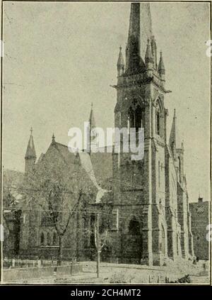 . Detroit, 'la ville du détroit'; historique, descriptif, illustré . mesurant 175 pieds au sommet de la flèche. Sur le cor-ner de High Street se trouve l'église St Johns E p i s-copal. Aussi un bâtiment gothique en pierre avec tour carrée, construit en 1860-61. Juste au-delà, à l'angle de la rue Wind-sor, se trouve l'église baptiste de l'avenue Woodward, construite en 1886, de pierre ionique, pour un coût total de $133,- 000, et 1,500 places. Une place plus loin, sur le côté ouest de l'avenue, est la deuxième église congrégationale. Sur le site d'oppo, les coins d'Edmund Placeet de WoodwardAvenue sont au double de l'édifice de l'église finestchurch Banque D'Images