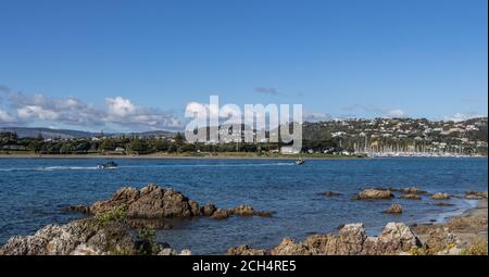 Petits bateaux se dirigeant vers le port Banque D'Images