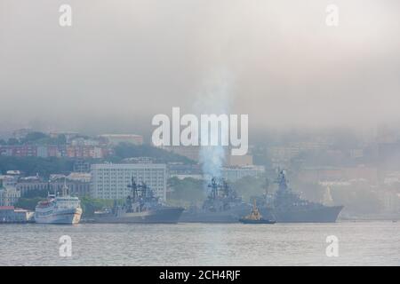 Divers navires marchands se trouvent sur la roadstead dans le Golden Horn Bay à Vladivostok pendant un brouillard épais Banque D'Images