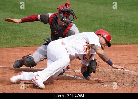 St. Louis, États-Unis. 13 septembre 2020. St. Louis Cardinals Yadier Molina est étiqueté près de la plaque d'accueil par le catadieur de Cincinnati Reds Tyler Stephenson dans le cinquième repas au stade Busch à St. Louis le dimanche 13 septembre 2020. Molina a essayé de marquer à partir de la deuxième base sur un champ unique au centre photo par Bill Greenblatt/UPI crédit: UPI/Alay Live News Banque D'Images