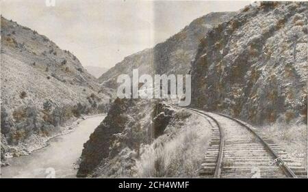 . Yellowstone Park via Gardiner Gateway . : (?^ijaj2jaMajaj: M VOIR YELLOWSTONE PA RK IJv^POI VIA GARDINER GATEWAY =1................ )^|^............. , „,„„„ „„„„ ...„.„. YANKEE JIM S CANYON. PRÈS DE GARDINER, L'ENTRÉE NORD ORIGINALE DU PARC NATIONAL DE YELLOWSTONE.ACCESSIBLE UNIQUEMENT PAR LE CHEMIN DE FER DU PACIFIQUE NORD sera faite pour accueillir des personnes de congénères ou des parties dans le même véhicule pour le voyage si une telle demande est adressée à l'agent de transport à l'arrivée à MAM-Moth Hot Springs hôtel. Grande course de six chevaux entre Gardiner et Mammoth Hot Springs.ces sièges de vingt à trente-quatre par Banque D'Images
