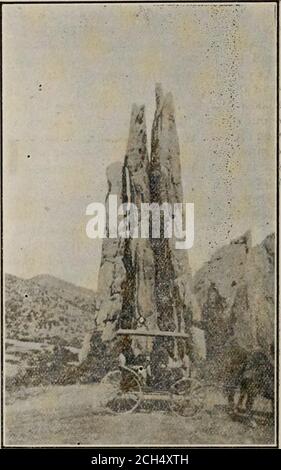 . L'histoire des vacanciers de leur voyage de l'est à l'ouest et de la maison à nouveau. Les chênes de la gamme Sangre de Christo ont réveillon le Nouveau-Mexique. Nous avons compté 25 montagnes enneigées et nous avons eu une vue magnifique sur les vallées, les collines et le cours d'eau dans toutes les directions. Colorado Springs, avec ses larges rues et ses arbres verts, ressemblait à un damier vert et brun, vu depuis le sommet. Nous avons traversé la ligne tim-ber, au-dessus de laquelle il n'y a pas de verdure, à une altitude de 11,500 pieds. De là au sommet, il n'y a rien de roc cassé. Plaine, uuuintestant les pierres gris clair ils sont,variables Banque D'Images