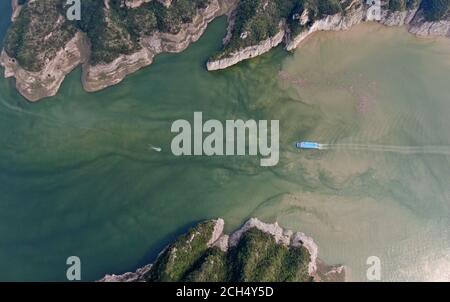 Pékin, Chine. 12 septembre 2020. Photo aérienne prise le 12 septembre 2020 montre la région pittoresque des trois Gorges de la rivière jaune, située en amont du barrage de Xiaolangdi, à Jiyuan, dans la province de Henan, au centre de la Chine. Credit: Hao Yuan/Xinhua/Alay Live News Banque D'Images