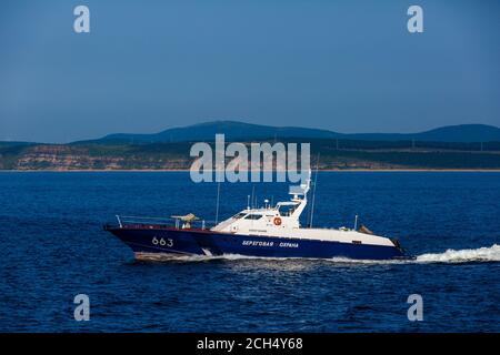 Été, 2016 - Vladivostok, Russie - UN bateau de la Garde côtière va à grande vitesse à travers la zone d'eau de Vladivostok Banque D'Images