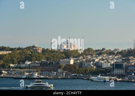 Sainte-Sophie, jetée de ferry d'Eminonu et corne d'or de Karaköy, Istanbul, Turquie Banque D'Images