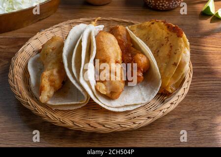 Tacos au poisson de style Baja et tacos aux crevettes frites. Cuisine mexicaine Banque D'Images