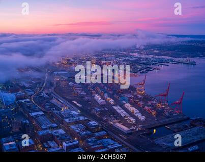 Au-dessus du port de Seattle Dawn Sunrise Cranes and Docks Et brouillard Banque D'Images