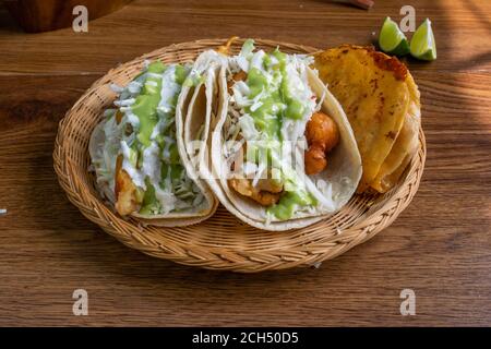 Tacos au poisson de style Baja et tacos aux crevettes frites. Cuisine mexicaine Banque D'Images