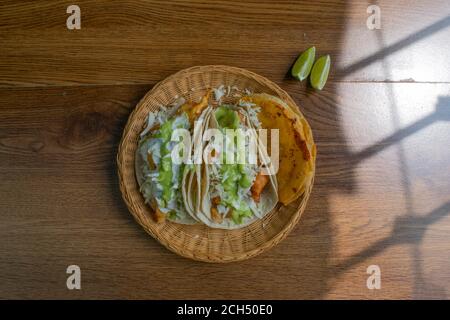 Vue de dessus de tacos de poisson de style Baja et tacos de crevettes frites. Cuisine mexicaine Banque D'Images