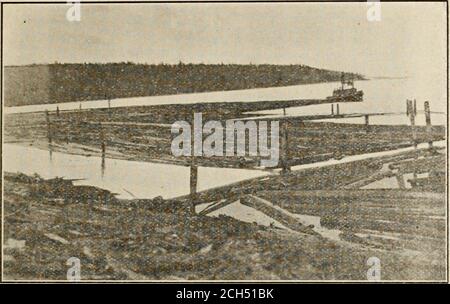 . L'histoire des vacanciers de leur voyage d'est en ouest et de la maison à nouveau . ville de nterinning le matin du 11. PortTownsend possède l'un des plus beaux ports et est le port d'entrée aux États-Unis de tous les navires naviguant dans le Pacifique. Wemet dans les rues beaucoup d'hommes dans la garbe de marin. À Port Townsend, nous avons été accueillis par Ned Gardner avec des hispères lancement d'essence, petit hollandais, et transportés par sfhthe détroit de Juan de Fuca, et de l'autre côté de la baie de Discovery au camp de thélogging de H. B. Gardner, le bien connu Minneapolishardware revendeur, qui a acheté il y a trois ans près de 5000acres de tunberland sur t Banque D'Images