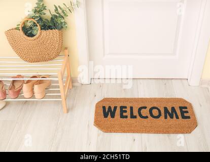 Tapis de porte sur le sol dans le couloir Banque D'Images