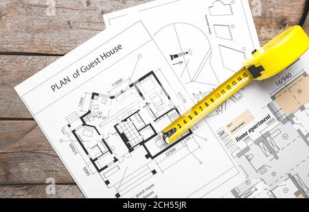 Ruban de mesure avec plans détaillés sur la table Banque D'Images