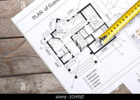 Ruban de mesure avec plans détaillés sur la table Banque D'Images