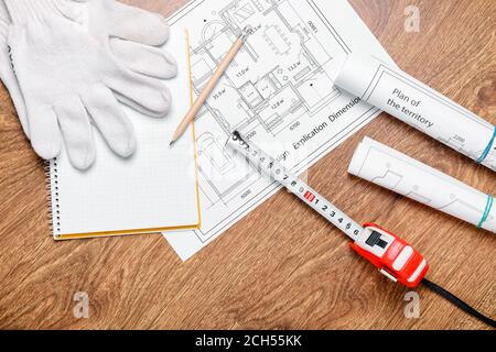 Ruban de mesure avec des bleus sur fond en bois Banque D'Images