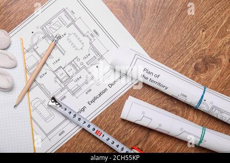 Ruban de mesure avec des bleus sur fond en bois Banque D'Images