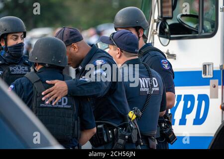 New York, États-Unis. 13 septembre 2020. Des officiers de NYPD vus sur la scène du tournage. La police de la 109e Cité, le Queens a répondu à une altercation d'un homme et d'une femme dans une résidence de College point.suspect a tiré à l'arrivée des flics de NYPD mais n'a pas renvoyé. Le suspect s'est finalement rendu et a été ramené à l'enceinte. Crédit : SOPA Images Limited/Alamy Live News Banque D'Images