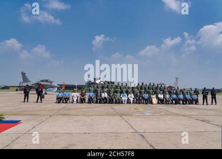 Le ministre de la Défense, Rajnath Singh, et le ministre des Forces armées De France Florence Parly et d'autres dignitaires pendant l'induction de Rafale cérémonie Banque D'Images