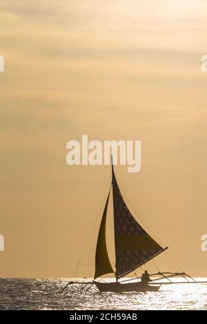 Voiliers locaux appelés Para pendant le coucher du soleil à Boracay Banque D'Images