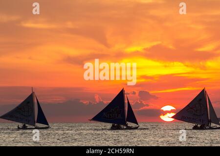 Voiliers locaux appelés Para pendant le coucher du soleil à Boracay Banque D'Images