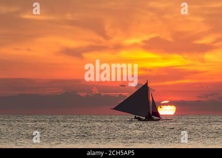 Voiliers locaux appelés Para pendant le coucher du soleil à Boracay Banque D'Images