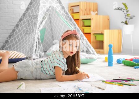 Mignonne petite fille coloriage des images à la maison Banque D'Images