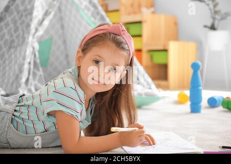 Mignonne petite fille coloriage des images à la maison Banque D'Images